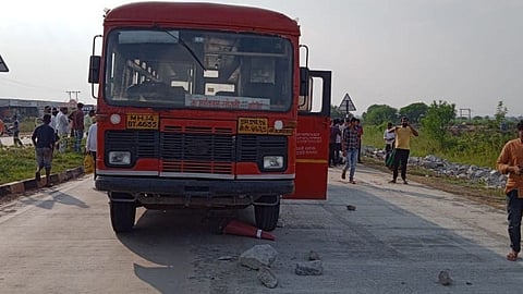 महामंडळाच्या बसने दुचाकीस्वाराला चिरडले; संतप्त जमावाची बसवर दगडफेक