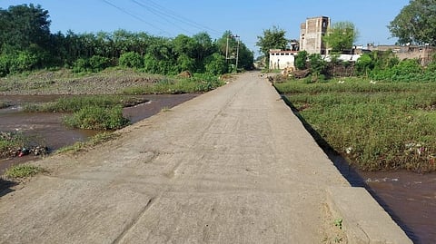 मेघा, पूर्णा नदीवरील पुलावर लोखंडी कठडे बसवा; वाहनधारकांची मागणी