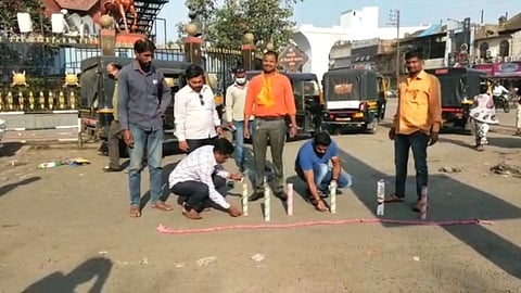 फटाके वाजवून केला 'फटाकेबंदी'च्या निर्णयाचा विरोध