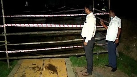खेळता- खेळता रस्त्यावर खोदलेल्या खड्ड्यात पडून, २ चिमुरड्यांचा मृत्यू