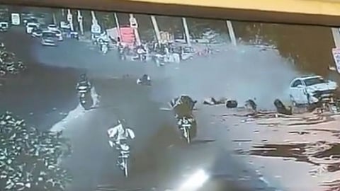 Accident: भरधाव वेगातील चारचाकीने रस्त्यावरील नागरिकांना चिरडले (पहा व्हिडिओ)