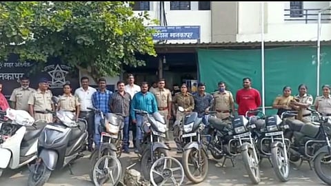 ड्रेस बदलून दुचाकी चोरणारा अट्टल चोर पोलिसांच्या ताब्यात; १७ गाड्या जप्त!