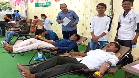 अकोल्यात रक्तयज्ञ आंदोलन; दिल्लीतील आंदोलनात मृत शेतकऱ्यांना श्रद्धांजली!