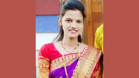 जनावरांची कुट्टी जिवावर बेतली; मशीनमध्ये स्कार्फ अडकल्याने नवविवाहितेचा मृत्यू