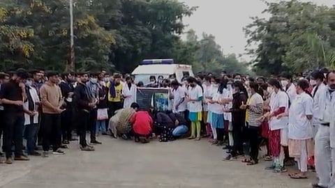 डॉक्टरच्या हत्येप्रकरणी यवतमाळमध्ये शिकाऊ डाॅक्टरांचं काम बंद आंदोलन