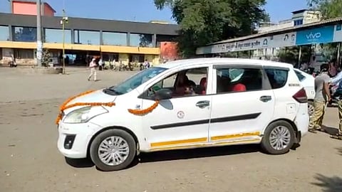 खाजगी वाहन धरकाकडून एसटी सेवा बंद असल्याने प्रवाशांची लूट