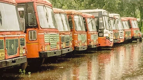 '24 तासात कामावर हजर व्हा, अन्यथा सेवा समाप्त'; एसटी महामंडळाची कामगारांना नोटीस