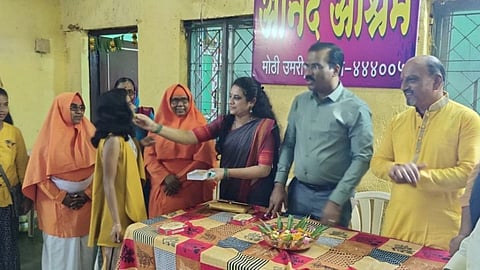 Diwali Special : अनाथ आश्रमातील मुलींच्या चेहऱ्यावर फुलले हास्य!