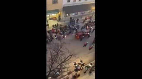 America: ख्रिसमस परेडमध्ये घुसली भरधाव कार, 20 जणांना चिरडले! (पहा Video)