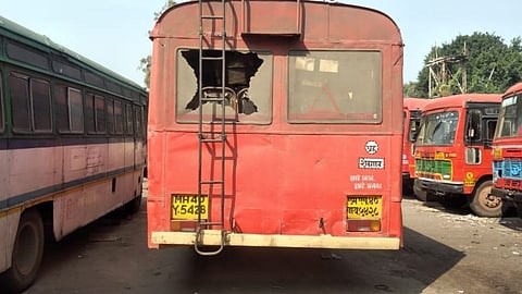 नगरवरुन श्रीरामपुरकडे जाणाऱ्या बसवर अज्ञातांकडून दगडफेक