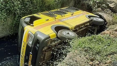 आष्टा येथे शाळेची व्हॅन कॅनॉलमध्ये कोसळली; 11 विद्यार्थी जखमी