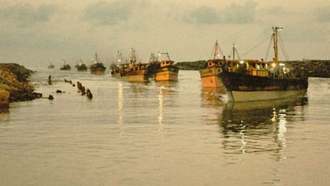पाकिस्तानी नौदलाचा गुजरात किनाऱ्यावर गोळीबार, एका भारतीयाची हत्या
