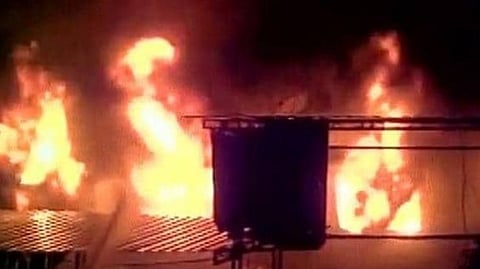 Akola: प्लास्टिक खेळण्याच्या गोडावूनला भीषण आग
