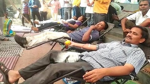 ST Bus Strike: धुळ्यातील एसटी कर्मचाऱ्यांची गांधीगिरी: रक्तदान करून आंदोलन सुरूच