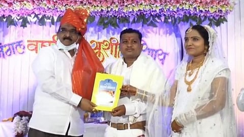 लातूर: संविधानाची शपथ घेत शिक्षक दाम्पत्याचा विवाह संपन्न...
