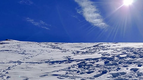 Uttarakhand: पर्यटन स्थळांवर बर्फाची चादर पर्यटकांसाठी पर्वणी, तापमानात कमालीची घट...(पहा व्हिडिओ)