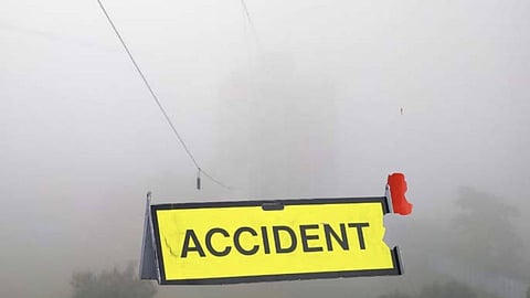 Accident : धुक्यामुळे रस्ता न दिसल्याने घाटातमध्ये ट्रक झाला पलटी