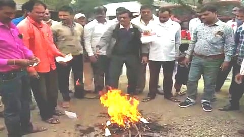 एसटी कर्मचाऱ्यांनी पावत्यांची होळी करून दिला संघटनेचा राजीनामा