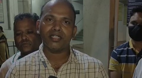 कार्यालयात थुंकण्यास विरोध केल्याने RTO कर्मचाऱ्याला बेदम मारहाण