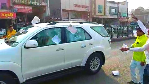 नितीन राऊतांच्या ताफ्यावर भाजप कार्यकर्त्यांनी फेकली वीजबिले!