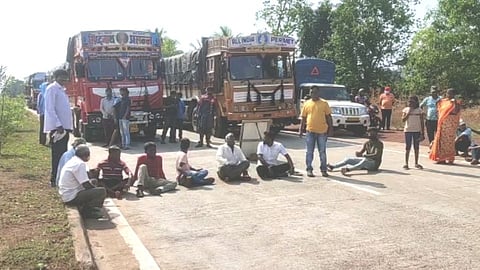 सिंधुदुर्ग : मुंबई-गोवा महामार्गावर साळीस्ते-बौद्धवाडी ग्रामस्थांचा रास्ता-रोको