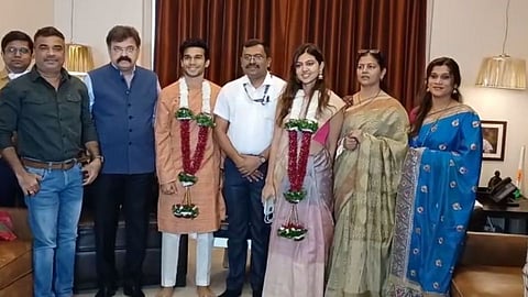 जा मुली तू जा दिल्या घरी तू सुखी रहा; मुलगी सासरी जाताना आव्हाड भावुक