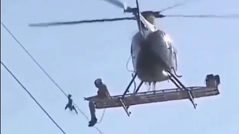 विजेच्या तारेवर अडकलेल्या पक्ष्याला वाचवण्यासाठी हेलिकॉप्टरने पोहोचला देवदूत