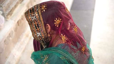 बॉयफ्रेंडसोबत लग्नासाठी घरच्यांचा विरोध; तरुणीने रचला अपहरण-बलात्काराचा बनाव! (Video)