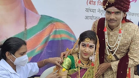 Beed : बोहल्यावरून उतरताच नवरा-नवरीने घेतली कोरोना प्रतिबंधक लस!