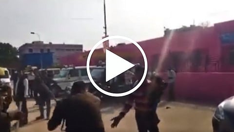 असंवेदनशील! पोलिसांची कडेवर लेकरु घेतलेल्या बापाला काठीने मारहाण...(पहा व्हिडिओ)