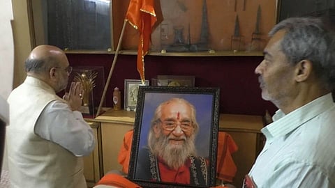 अमित शाहांची दिवंगत शिवशाहीर बाबासाहेब पुरंदरे यांच्या घरी सांत्वनपर भेट