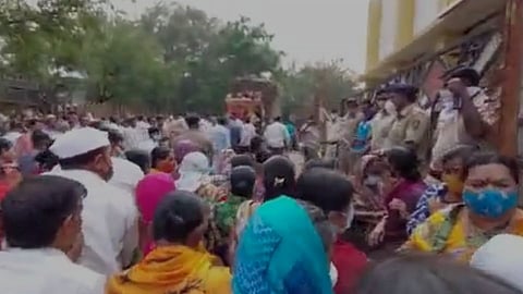 वीज तोडणीस विरोध भोवला; सिद्धेश्वर कारखान्याच्या 'एम डी'सह 300 जणांवर गुन्हा दाखल
