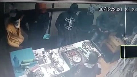 पुणे: बंदुकीचा धाक दाखवत रोख रक्कमेवर दरोडा !