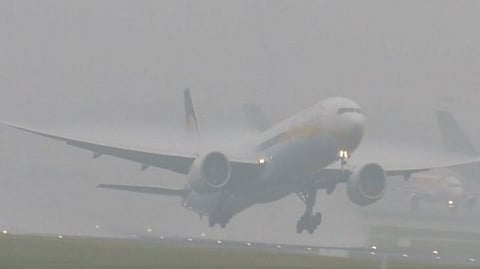 Pune Airport: धुक्यामुळे हवाई वाहतुकीला उशीर, अनेक फ्लाईट्सचा मार्ग बदलला...