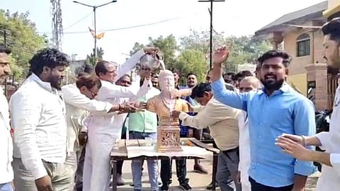 नंदुरबार मध्ये राष्ट्रवादीकडून शिवरायांच्या पुतळ्यास दुग्धाभिषेक