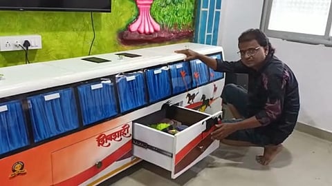 लाकडापासून बनवली हुबेहूब शिवशाही; महाडच्या अवलिया सुताराची किमया