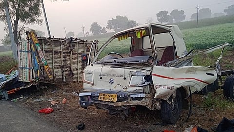 वऱ्हाडावर काळाचा घाला ! भरधाव टेम्पो उभ्या ट्रॅक्टरवर आदळून 6 वऱ्हाडी जागीच ठार, 14 जखमी