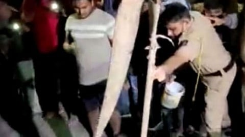 Mumbai Accident: वाळूचा ट्रक रिक्षावर पलटला; एका तासाच्या प्रयत्नानंतर चालकाची सुखरुप सुटका