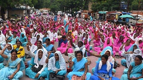 कोरोनात जीव धोक्यात घालून काम करणाऱ्या आशा सेविकांची फिकीर कोणाला?