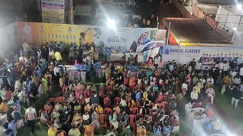 परळीत बन्सल क्लासेस चालकांकडून सत्यनारायणाच्या नावाखाली शाही पार्टी!