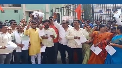 Akola : पाणीपट्टी करवाढीविरोधात शिवसेनेचे महापालिकेसमोर आंदोलन