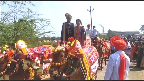 वऱ्हाड निघालं बैलगाडीतून