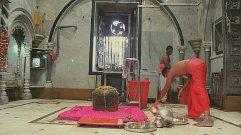 Happy Maha Shivratri 2022: महाशिवरात्रीनिमित्त मुंबईतील बाबुलनाथ मंदिरात भाविकांची मोठी गर्दी