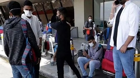 भारतीय विद्यार्थ्यांची खार्किव रेल्वे स्थानकावर युक्रेन पोलिसांकडून दमनशाही