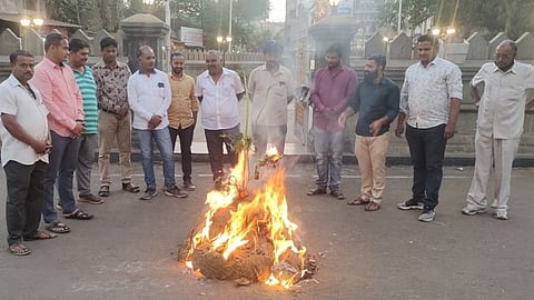 मराठा समाजावर होणाऱ्या अन्यायाची आणि भेदभावाची होळी