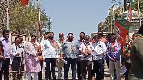 "फडणवीस यांना हात लावला, तर नोटीसप्रमाणे मविआ सरकारला आग लावू"- आकाश फुंडकर