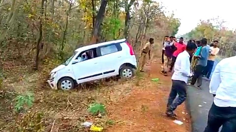 टायर फुटल्याने गाडी झाडावर जाऊन आदळली; महिलेचा जागीच मृत्यू!