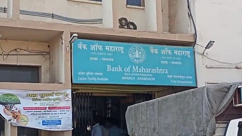 ATM मध्ये रोकड भरणाऱ्यांनीच केला लाखोंचा अपहार; बुलढाण्यात धक्कादायक प्रकरण