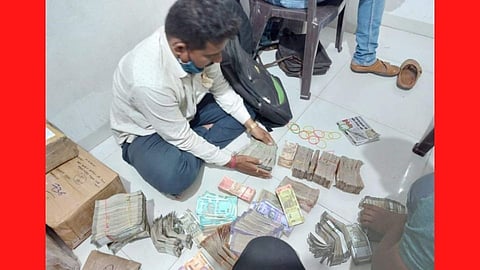 बीड पोलिसांकडून हवाला रॅकेटचा पर्दाफाश; 51 लाखांची रोकड जप्त