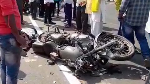 पत्नीला परीक्षेला सोडलं अन् काळानं गाठलं; दोन दुचाकीच्या भीषण धडकेत दोघांचा जागीच मृत्यू !
